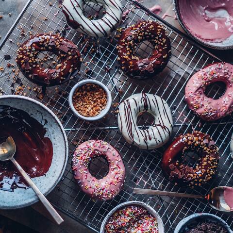 Donuts brauchen kein Comeback, sie sind quasi Dauerbrenner. Mit selbstgemachtem Teig, leckerem Schokoladenguss und allerlei süßen Toppings finden wir diese Variante unwiderstehlich. 
