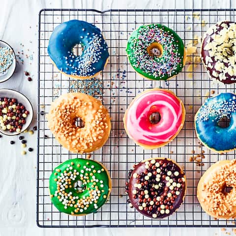 Unser Tipp für die nächste Geburtstags-Party: Probieren Sie dieses Rezept aus und präsentieren Sie selbstgemachte Donuts aus Milch-Hefeteig mit bunter Glasur, hier dürfen Sie sich kreativ austoben!