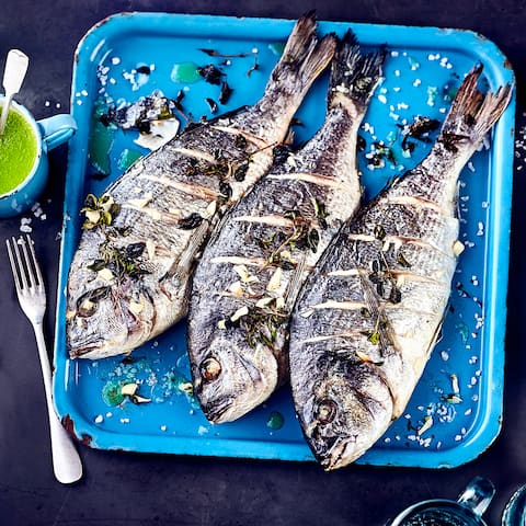 Der Geschmack des Doradenfilet erhält durch eine Limettensauce mit Basilikum und Schalotten eine frische Note. Perfekt als Beilage dazu: Gemüse-Reis.