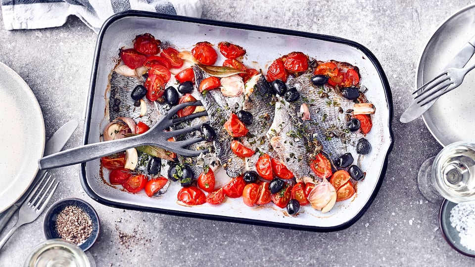 Lust auf Fisch? Probieren Sie unser Rezept für marinierte Doradenfilets aus dem Ofen mit Cocktailtomaten, Oliven und Kapern einmal aus – mediterran und lecker!