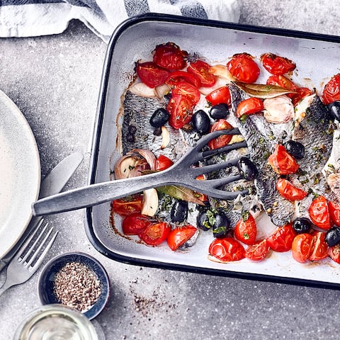 Lust auf Fisch? Probieren Sie unser Rezept für marinierte Doradenfilets aus dem Ofen mit Cocktailtomaten, Oliven und Kapern einmal aus – mediterran und lecker!