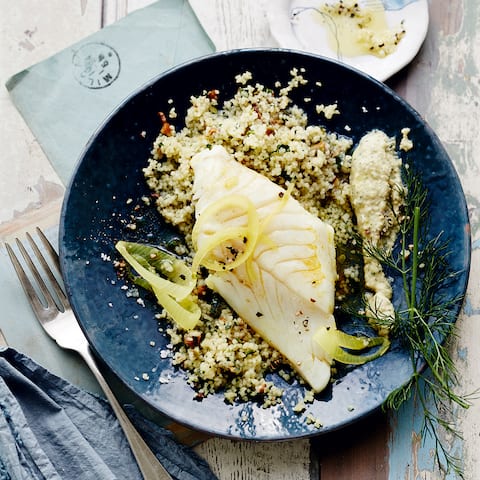 Unbedingt ausprobieren: Unser leckeres Rezept für Kabeljaufilet mit Pistazien-Couscous und Dill-Hummus – mit Kichererbsen, Datteln, Tahin und Minze!