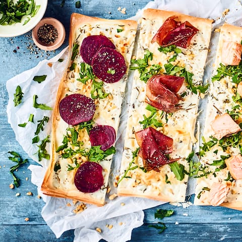 Elsässer Flammkuchen sind keine Pizza. Der Teig und die Zutaten für den Belag unterscheiden sich erheblich. Überzeugen Sie sich selbst mit dem EDEKA-Rezept!