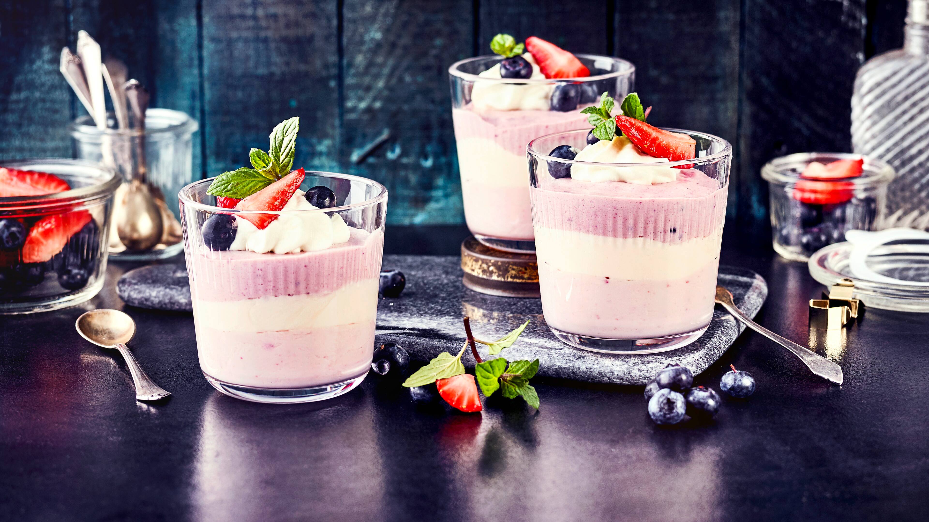 Dreifarbige Joghurtcreme - Rezept | EDEKA