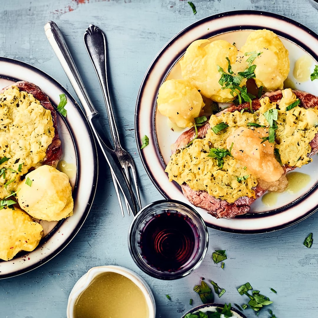 Köstliche Poutine von EDEKA - knusprige Pommes Frites mit Käse und Bratensauce