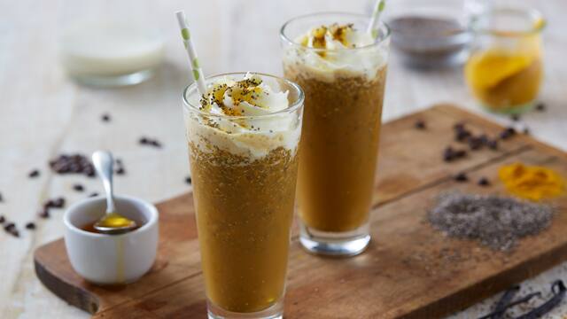 Eiskaffee mit Chia-Samen und Kurkuma