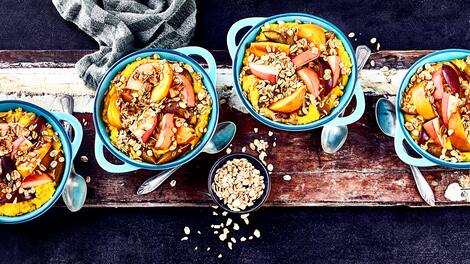 Leckeres Dessert zur Herbstzeit: Probieren Sie unser Crumble mit Pflaumen, Kakis und einem knusprigen Topping aus Apfel-Zimt-Müsli – warm aus dem Backofen!