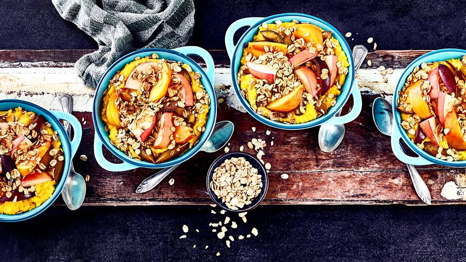 Leckeres Dessert zur Herbstzeit: Probieren Sie unser Crumble mit Pflaumen, Kakis und einem knusprigen Topping aus Apfel-Zimt-Müsli – warm aus dem Backofen!