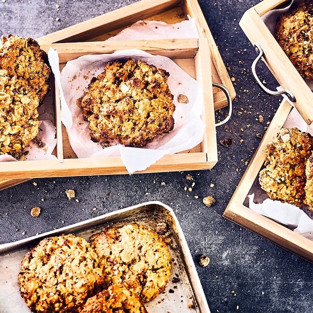 Mit unserem Cookie-Rezept bereiten Sie sich leckeres Gebäck mit getrockneten Datteln, Ahornsirup, Haferflocken und ganzen Haselnüssen zu!
