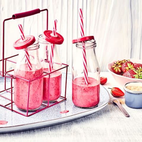 Milchshakes schmecken Groß und Klein, ob zum Frühstück oder als flüssige Zwischenmahlzeit. Probieren Sie unsere Kreation mit Buttermilch und Erdbeeren!