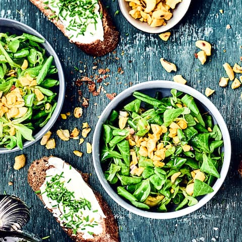 Ob als Beilage zu einem warmen Hauptgericht oder mit frischem Baguette als vollwertige Mahlzeit – probieren Sie unseren Feldsalat mit Cashewkernen!