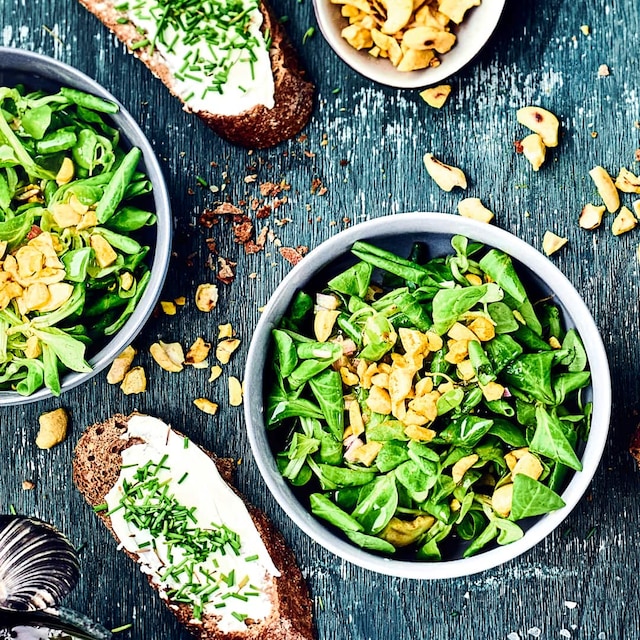 Ob als Beilage zu einem warmen Hauptgericht oder mit frischem Baguette als vollwertige Mahlzeit – probieren Sie unseren Feldsalat mit Cashewkernen!