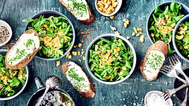 Feldsalat mit Cashewkernen