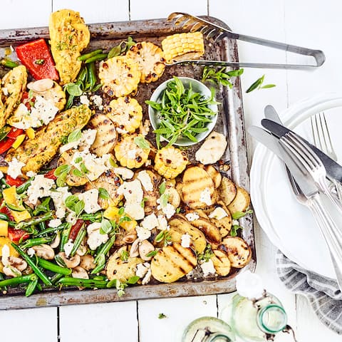 Bereiten Sie gegrillte Hähnchenschnitzel im Thymian-Curry-Gewürzmantel mit einer bunten Gemüsepfanne und Kartoffeln als Beilage zu.