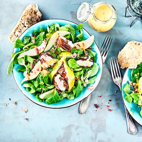 Datteln auf Feldsalat