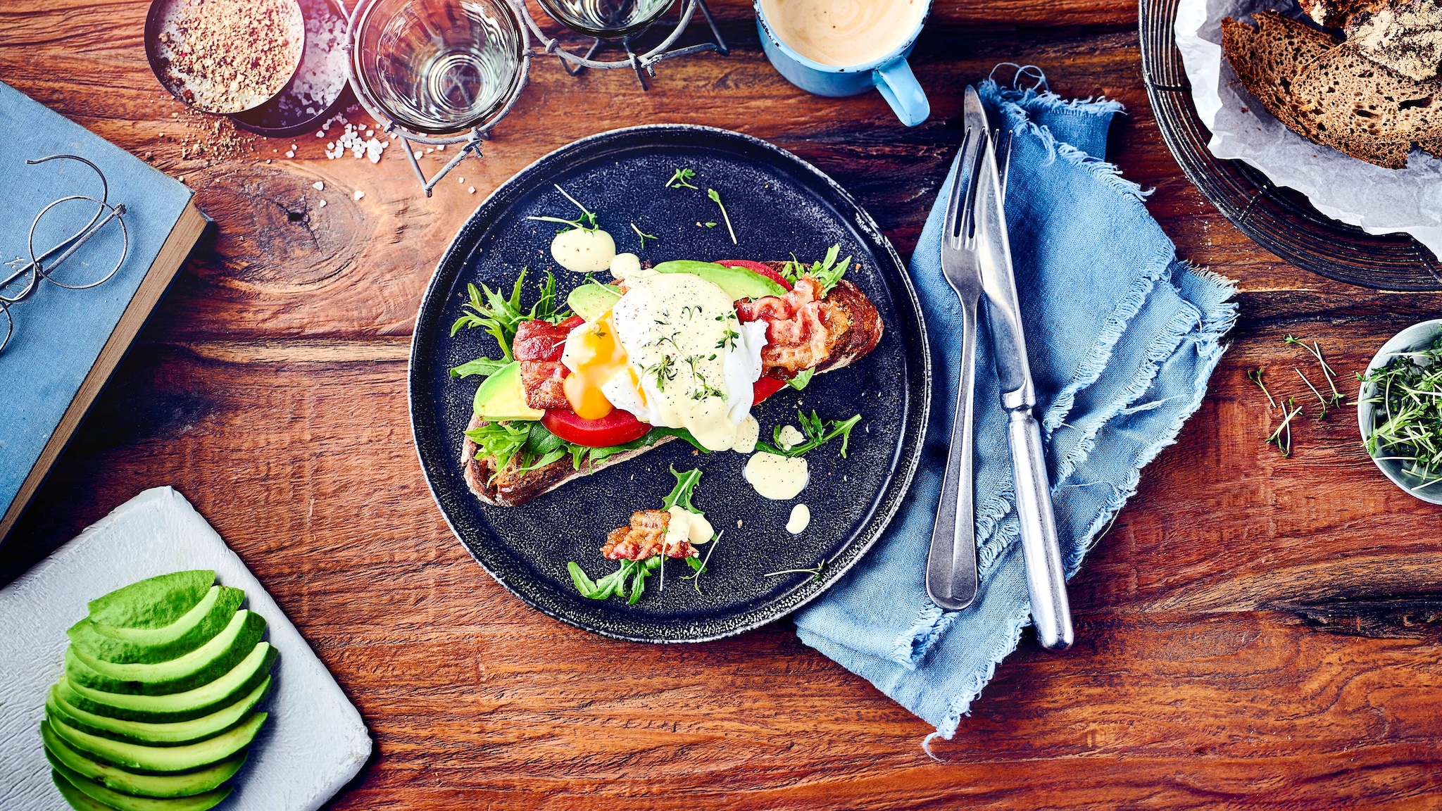 Eggs Benedict mit Avocado und Bacon