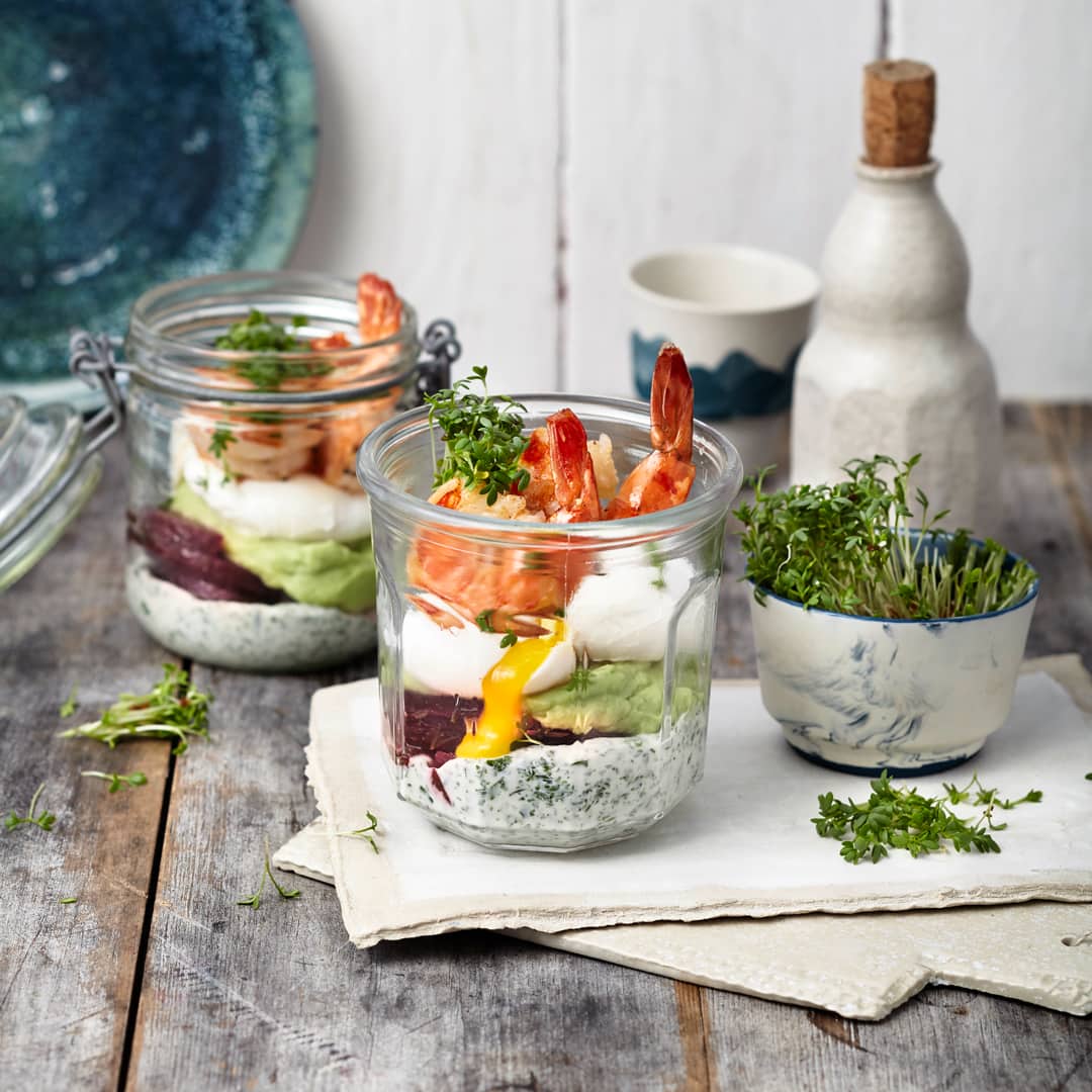 Eier im Glas mit Avocado und Rote Bete