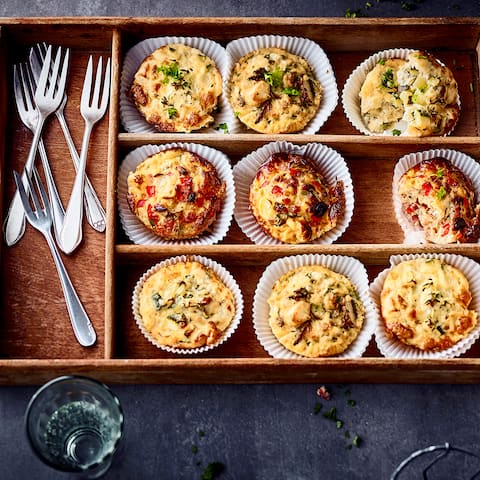 Wenn Sie eine neue Idee für den nächsten Frühstücksbrunch brauchen, haben wir hier etwas für Sie: Dreierlei Eier-Muffins - Je nach Geschmack mit Champignons & Feta, Tomate & Paprika oder Spargel & Ziegenkäse. Oder einfach alle ausprobieren!
