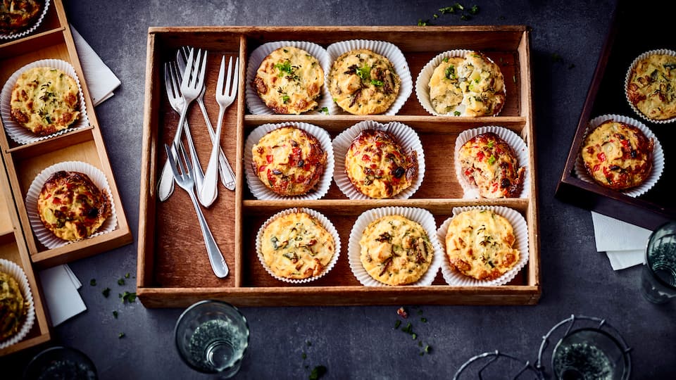 Wenn Sie eine neue Idee für den nächsten Frühstücksbrunch brauchen, haben wir hier etwas für Sie: Dreierlei Eier-Muffins - Je nach Geschmack mit Champignons & Feta, Tomate & Paprika oder Spargel & Ziegenkäse. Oder einfach alle ausprobieren!