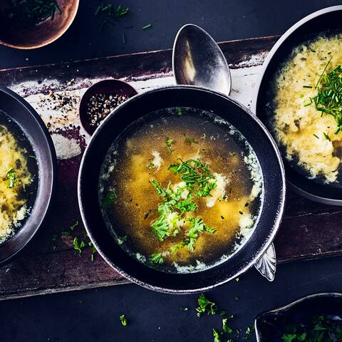 Einfach und schnell gemacht, ob für Zwischendurch oder am Abend zur Brotzeit. Eine Eierflockensuppe ist schnell gekocht wärmt schön von innen.