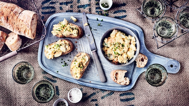 Für einen klassischen Eiersalat braucht es nicht viel, aber ganz wichtig sind frische Eier am besten in Bioqualität. Saure Gurken gehören ebenso dazu wie Mayonnaise. Mit frischem Brot serviert ist Eiersalat einfach nur lecker.
