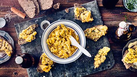 Ganz einfach selbstgemacht und köstlich auf Brot genießen: Dieser klassische Eierschmier mit Speck macht jede Brotzeit zu etwas Besonderem.