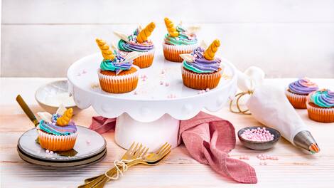 Wenn Sie noch eine Idee für den nächsten Kindergeburtstag brauchen, sind Sie hier genau richtig: Bunte Einhorn-Cupcakes sehen nicht nur fantastisch aus, sie schmecken auch noch super!