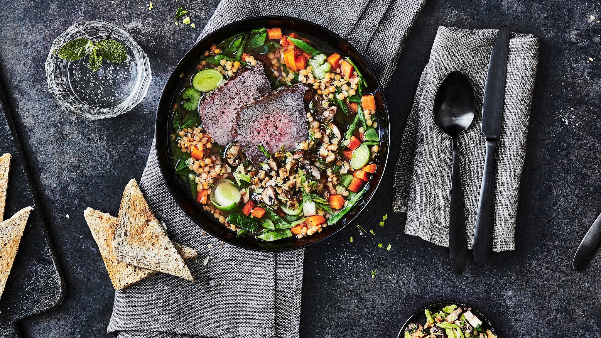 Eintopf mit Rindfleisch, Linsen und einem Walnuss-Pilz-Topping