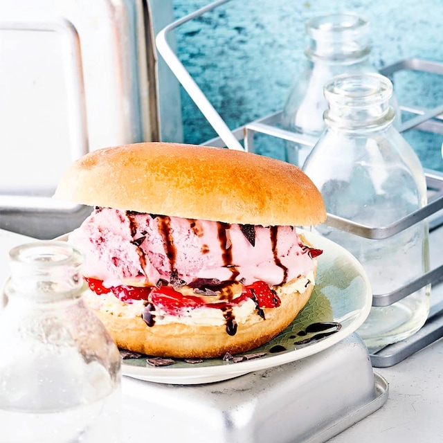 Zum Dahinschmelzen gut: Unsere Eis-Burger passen perfekt zu einem warmen Sommertag. Aber Vorsicht - auch wenn sie so schön zum Ansehen sind, Sie müssen sofort verzehrt werden.