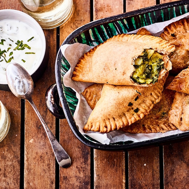 Vegetarische Empanadas mit leckerer Kartoffel-Spinatfüllung, dazu erfrischender Joghurt-Minz-Dip. Auch für ein Buffett eine hervorragende Idee!