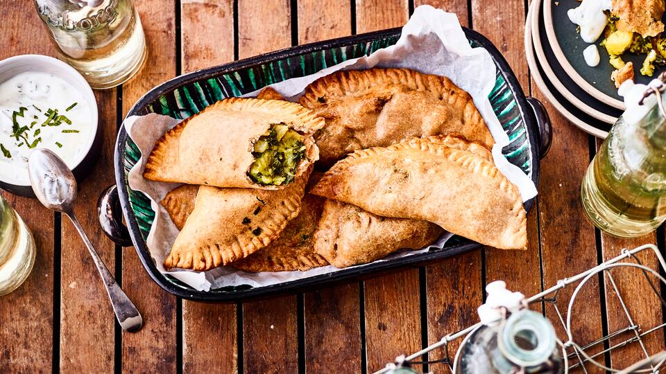 Vegetarische Empanadas mit leckerer Kartoffel-Spinatfüllung, dazu erfrischender Joghurt-Minz-Dip. Auch für ein Buffett eine hervorragende Idee!