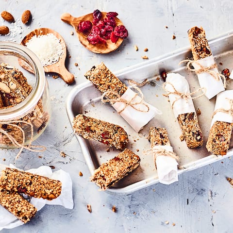Volle Power in kleiner Form: Selbstgemachte Energieriegel aus vielen leckeren und gesunden Zutaten wie Bananen, Mandeln und Getreideflocken. 