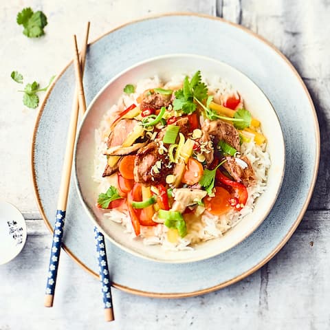 Probieren Sie unser Rezept für Ente aus dem Wok einmal aus: Gebratene Brustfiletscheiben mit herbstlichem Gemüse und Shiitake-Pilzen an duftendem Basmatireis!