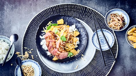 Entenbrust mit Ananas und Sprossengemüse süß-sauer dazu mit Mandeln bestreute gebratene Birnenscheiben - eine fantastische fernöstliche Kombination. 