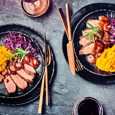 Unser Tipp für ein festliches Gericht zur Herbstzeit: Probieren Sie unsere Entenbrust aus dem Ofen mit süßer Soße aus getrockneten Feigen, Balsamico, Rotwein und Sahne, dazu Rotkraut und Kürbispüree!