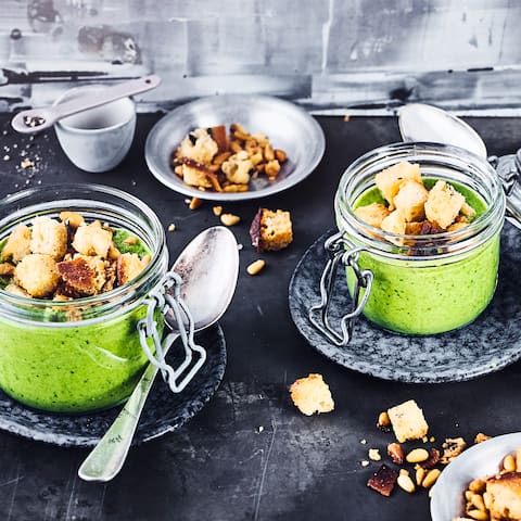 Begeistern Sie Ihre Gäste mit unserem Rezept für eine vegetarische Erbsen-Spinat-Suppe mit Pinienkern-Crouton-Topping – unbedingt gleich ausprobieren!