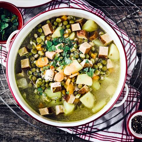 Veganer Erbseneintopf mit Räuchertofu, Karotten, Kartoffeln und Sellerie ist vor allem in der kalten Jahreszeit ein kleines Highlight auf dem Speiseplan.