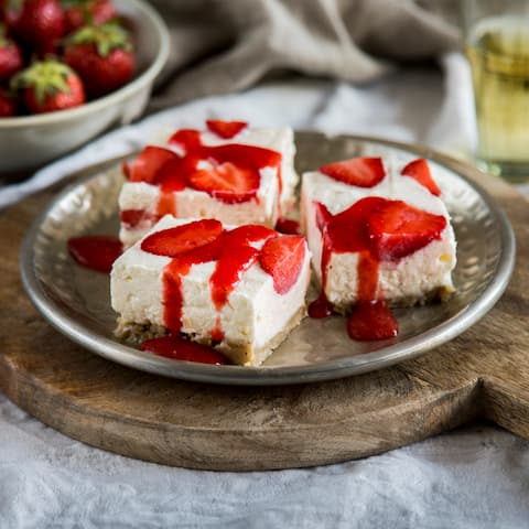 Diese kleinen Leckerbissen entstehen ganz ohne Backen: Fruchtig-cremige Erdbeer-Joghurt-Bars mit Knusperboden.