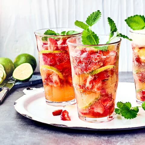 Mit unserem Rezept für Erdbeer-Bowle 