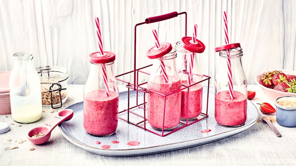 Milchshakes schmecken Groß und Klein, ob zum Frühstück oder als flüssige Zwischenmahlzeit. Probieren Sie unsere Kreation mit Buttermilch und Erdbeeren!