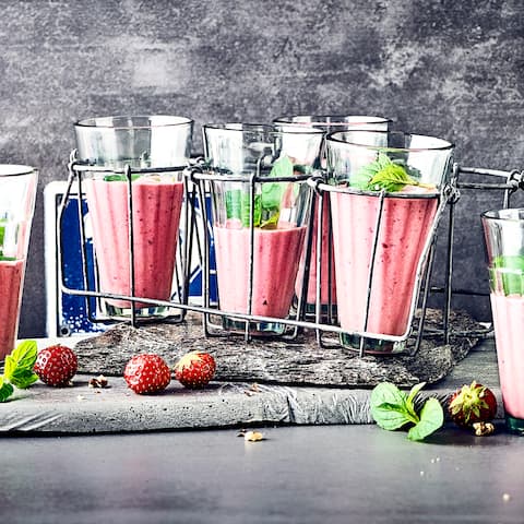 Erfrischendes Sommergetränk ohne Laktose: Probieren Sie unseren Erdbeer-Cranberry-Drink mit Sojadrink und Walnüssen – in nur 3 Minuten fertig!