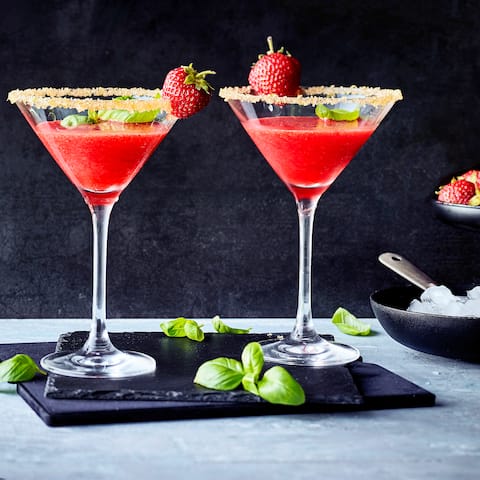 Erfrischend, fruchtig und sommerlich schmeckt unser Rezept für selbstgemachten Erdbeer-Daiquiri. Neben ein paar Zutaten benötigen Sie einfach eins: Ganz viel Eis!