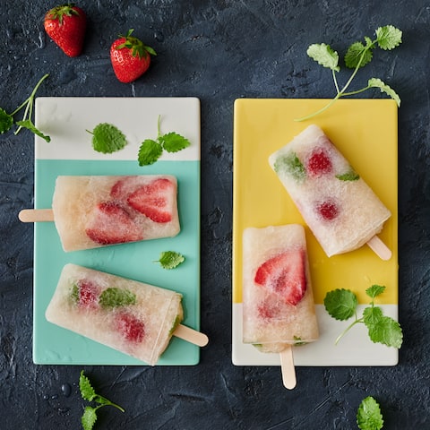 Urlaubsfeeling pur gibt es mit diesen köstlichen Popsicles aus Erdbeeren, frischer Zitronenmelisse und Ginger Ale. 