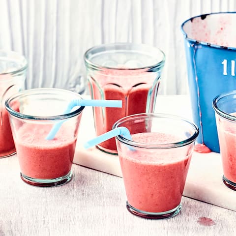 Mit unserem Rezept für einen leckeren Erdbeer-Haferflocken-Shake bereiten Sie schnell eine gesunde Alternative zum fertigen, süßen Milchmischgetränk zu.