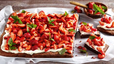 Leckerer Schokoladenbiskuit mit Orangen-Mascarponecreme und anschließend mit frischen Erdbeeren belegt - unsere extra frische Variante des Erdbeerkuchens. 