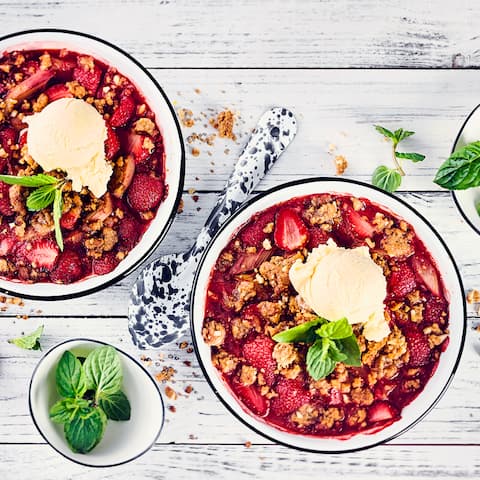 Sommerliches aus dem Ofen, der Erdbeer-Rhabarber-Crumble ist eine süß-saure Komposition, welche am besten noch mit einer Kugel Vanilleeis getoppt wird.