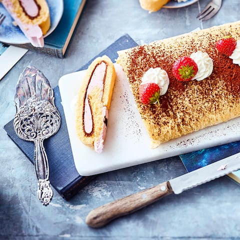 Probieren Sie unser Rezept für eine Erdbeer-Biskuitroulade gefüllt mit einer fruchtigen Quarkcreme mit Sahne und Nuss-Nougat einmal aus – sommerlich frisch!