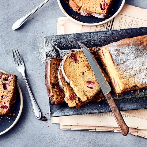 Probieren Sie unsere Variante des Sommer-Klassikers mit Obst einmal aus: Rührkuchen aus Butter, Marzipan und Weizenmehl mit versunkenen, frischen Erdbeeren - zubereitet in 25 Minuten!