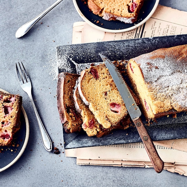 Probieren Sie unsere Variante des Sommer-Klassikers mit Obst einmal aus: Rührkuchen aus Butter, Marzipan und Weizenmehl mit versunkenen, frischen Erdbeeren - zubereitet in 25 Minuten!