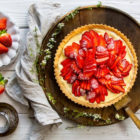 Unser Erdbeerkuchen-Rezept überzeugt mit saftigen Beeren, einer selbst gemachten Puddingcreme und einem knusprigen Teig. Letzteren können Sie auch am Vortag zubereiten und so Zeit sparen.